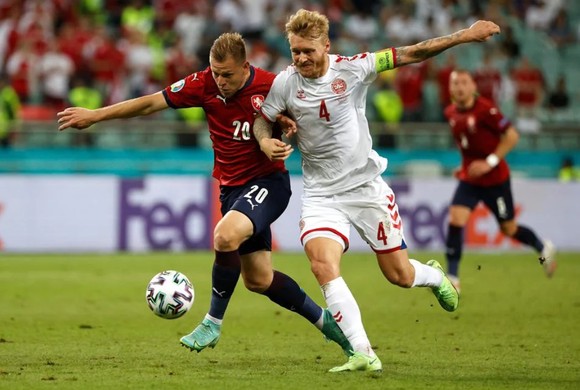 Trung vệ Simon Kjear giúp Đan Mạch thẳng tiến vào bán kết