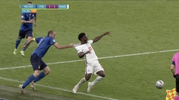Chiellini thú nhận đã trù ẻo Bukayo Saka khi tiền vệ Anh sút hỏng quả luân lưu định mệnh ảnh 2