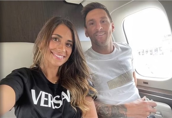 Messi đồng ý gia nhập PSG, cùng vợ con bay sang Paris ảnh 1