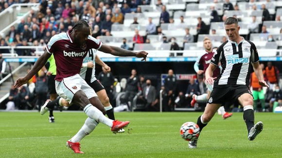 Antonio ghi bàn ấn định chiến thắng cho West Ham