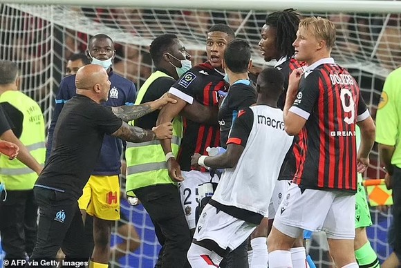 Bạo động trong trận Nice – Marseille, CĐV tràn vào sân tấn công Dimitri Payet, trọng tài phải hủy trận đấu ảnh 3