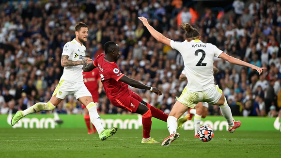 Salah ghi bàn thứ 100 Premier League khi Liverpool đè bẹp Leeds United ảnh 3