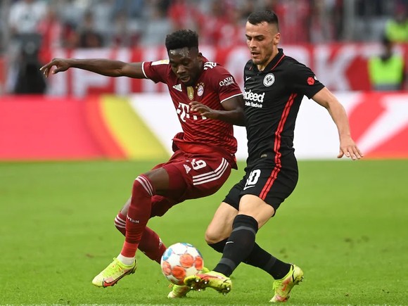 Filip Kostic (phải, Eintracht) ghi bàn quyết định trước Bayern
