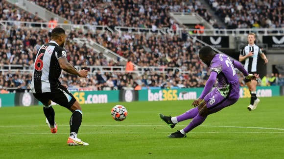 Harry Kane ghi bàn đầu tiên mùa giải, Tottenham quật ngã Chích chòe ngày ra mắt ông chủ mới ảnh 2
