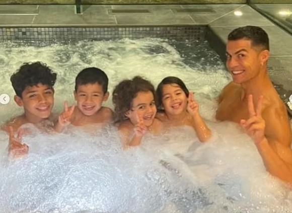 Ronaldo và 4 đưa con trong hồ bơi