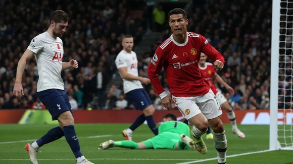 Tottenham – Man United 0-3: Ronaldo tỏa sáng cứu Soslkjaer, Cavani và Rashford giúp Quỷ đỏ thắng tưng bừng ảnh 3