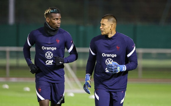 Paul Pogba (trái) chấn thương cơ ngay buổi tập đầu tiên cùng tuyển Pháp