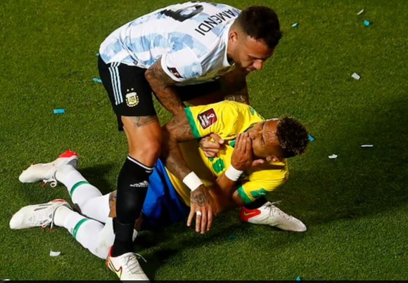 LĐBĐ Nam Mỹ treo giò trọng tài và tổ VAR vì phớt lờ pha Otamendi đánh cùi chỏ Raphinha của Brazil ảnh 2