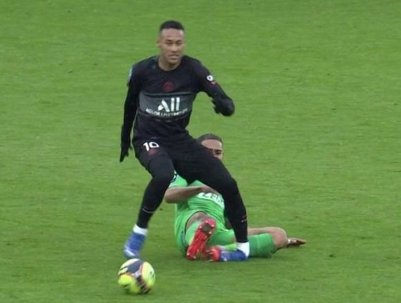 Ca chấn thương đáng tiếc của Neymar khi trẹo mắt cá vì tiếp đất tệ hại
