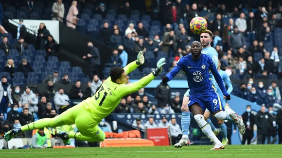 De Bruyne ghi tuyệt phẩm hạ Chelsea, Man City rộng đường vô địch ảnh 3