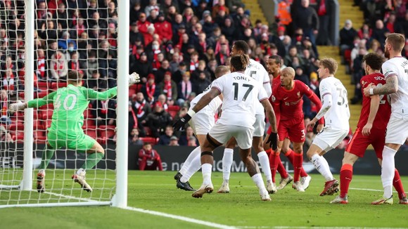 Fabinho tỏa sáng, Minamino mừng sinh nhật khi Liverpool ghi chiến thắng 3 sao ảnh 2