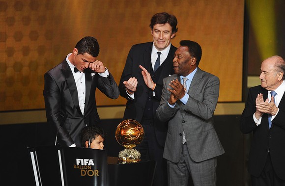Ronaldo cảm kích lời chúc mừng cùa Pele sau khi nhận giải thưởng FIFA ảnh 1