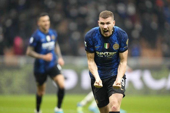 Edin Dzeko ăn mừng bàn thắng muộn cho Inter