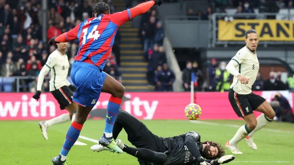 Alisson xuất sắc giúp Liverpool kiềm chế Crystal Palace ảnh 3