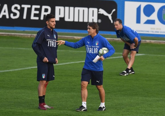 HLV Roberto Mancini trong buổi tập đầu tiên với tuyển Italy chuẩn bị trận gặp Bắc Macedonia