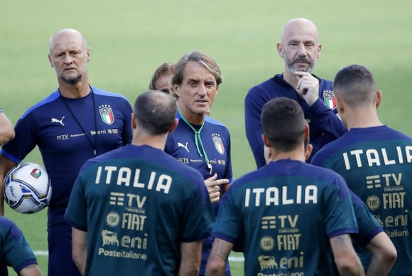 Nhiều người trong ban huấn luyện của Roberto Mancini phải tự cách ly
