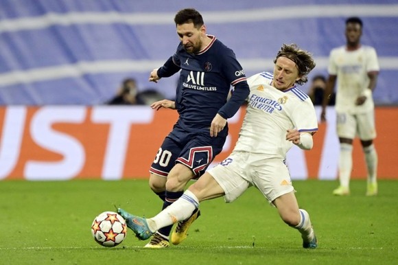 Luka Modric đoạt bóng trong chân Leo Messi để làm bùng lên hào khí Bernabeu