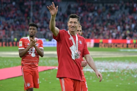 Bayern chấp nhận để cỗ máy ghi bàn Robert Lewandowski rời đội hơn là mất trắng