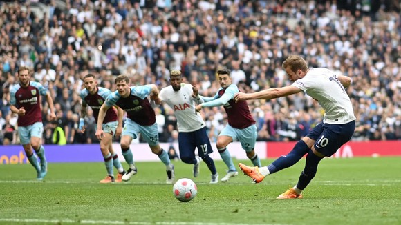 Harry Kane sút thắng phạt đền giúp Tottenham trở lại top 4 ảnh 1