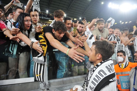Paulo Dybala chia tay người hâm mộ Juventus trong nước mắt