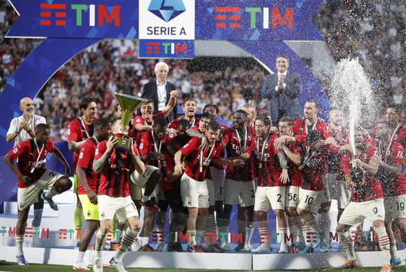 AC Milan đăng quang Serie A 2021-2022