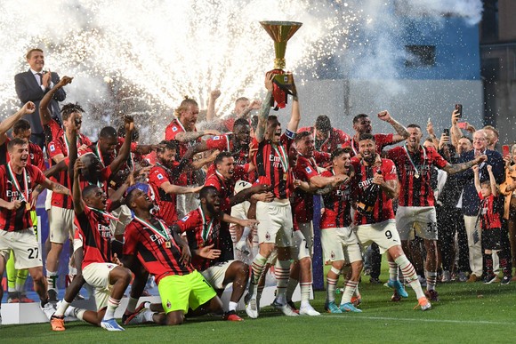 HLV Stefano Pioli đánh mất chiếc huy chương quý giá ảnh 4