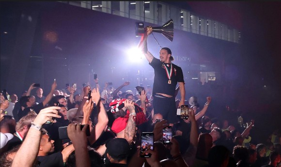 Ibrahimovic giúp AC Milan đăng quang Serie A sau 11 năm