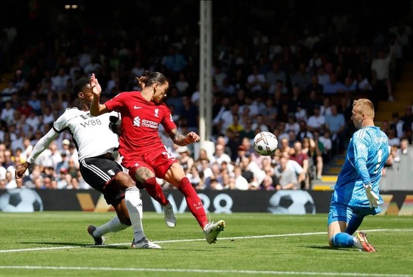 Darwin Nunez và Salah ngược dòng giành lại 1 điểm cho Liverpool ảnh 2