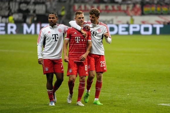 Joshua Kimmich (giữa) tạo nên màn bùng nổ của Bayern