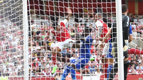 Gabriel Jesus ghi cú đúp giúp Arsenal đè bẹp Leicester ảnh 2