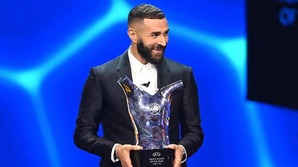 Karim Benzema nhận giải thưởng của UEFA