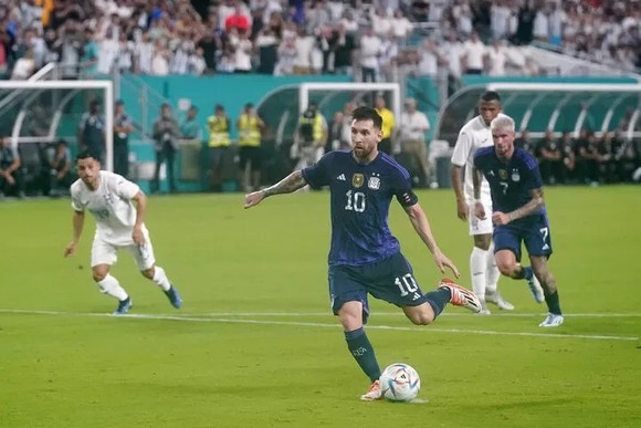 Messi ghi 2 bàn trong trận thắng Honduras