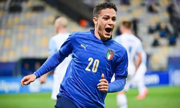 Giacomo Raspadori tỏa sáng trong màu áo Azzurri