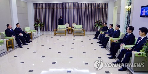 Đoàn đặc phái viên của Hàn Quốc được đón tiếp ở Triều Tiên. Ảnh: Yonhap