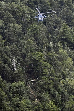 Hiện trường nơi trực thăng bị rơi được chụp tại Kusatsu, tỉnh Gunma. Ảnh: Mainichi