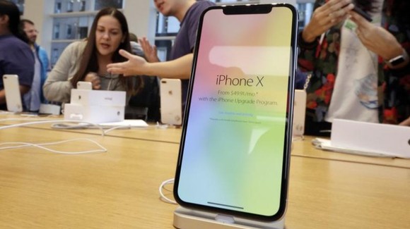 Điện thoại iPhone X bị phát hiện một số lỗi liên quan đến màn hình (Ảnh : Reuters)