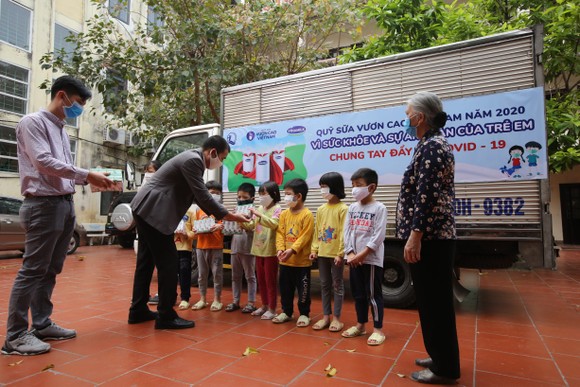 Quỹ sữa Vươn cao Việt Nam: Vượt trở ngại COVID để mang 1,7 triệu ly sữa đến trẻ em khó khăn  ảnh 1