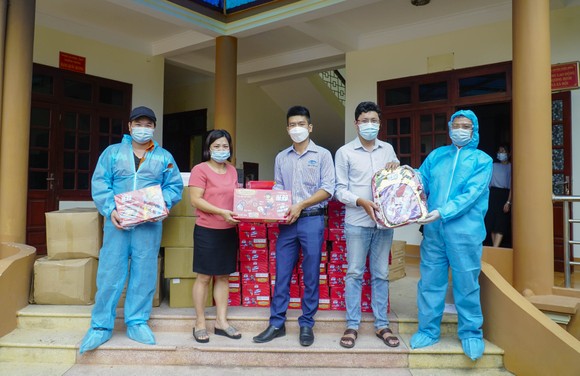 Tặng 8.400 hộp sữa cho các em học sinh đang phải cách ly của tỉnh Điện Biên ảnh 2