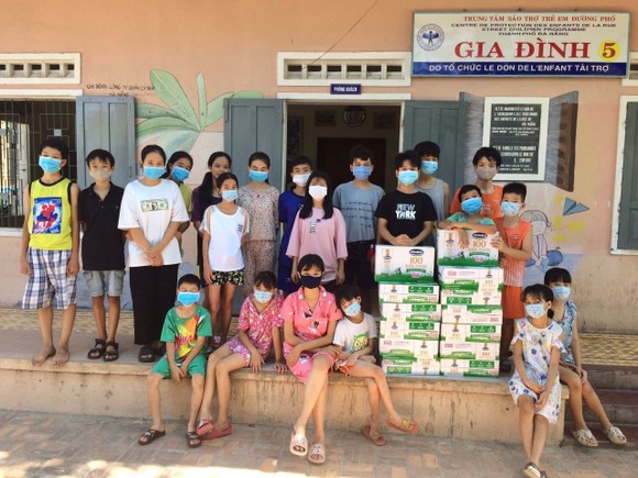 Tặng 8.400 hộp sữa cho các em học sinh đang phải cách ly của tỉnh Điện Biên ảnh 1