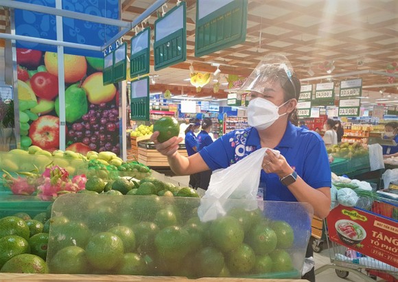 Saigon Co.op tiếp tục giảm giá hàng hóa, giải cứu nông sản và hỗ trợ vật tư y tế ảnh 1