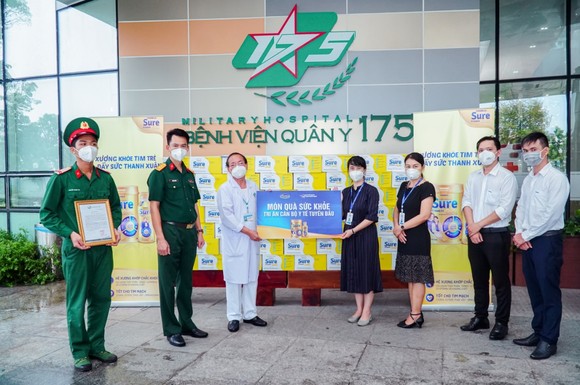 Vinamilk trao tặng thêm 100.000 sản phẩm dinh dưỡng cho các y bác sĩ tuyến đầu ảnh 1