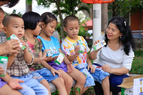 Trao tặng 1,9 triệu ly sữa cho 21.000 trẻ em khó khăn ảnh 1