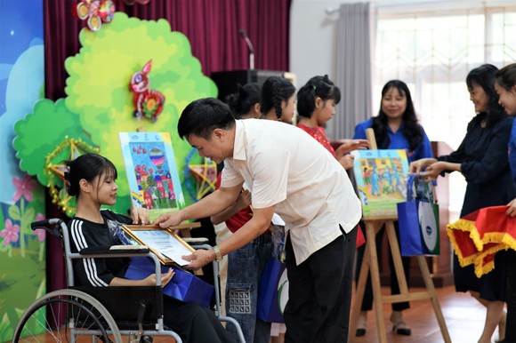 Mang trung thu 'ấm' đến với trẻ em có hoàn cảnh đặc biệt ảnh 1