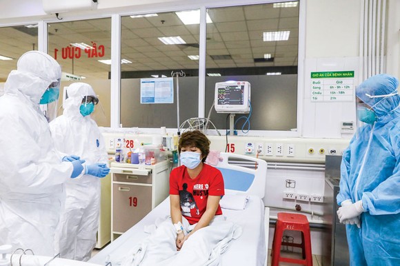 Bệnh nhân nhiễm Covid-19 được đội ngũ bác sĩ chăm sóc tại khu cách ly đặc biệt Bệnh viện Nhiệt đới 2. Ảnh: VIẾT CHUNG