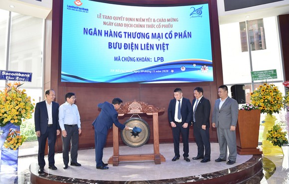 Ông Phạm Doãn Sơn, Phó Chủ tịch HĐQT kiêm Tổng Giám đốc LienVietPostBank, đánh cồng ngày đầu giao dịch trên HOSE.