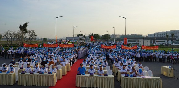 Hơn 2.000 người đã tham dự “Đi bộ đồng hành - vì người nghèo” tại Van Phuc City