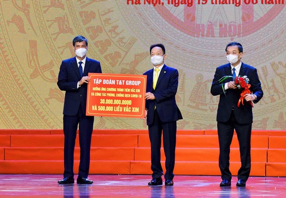 Ông Đỗ Quang Hiển, Chủ tịch HĐQT kiêm Tổng Giám đốc Tập đoàn T&T Group (đứng giữa) trao ủng hộ 30 tỷ đồng cho Chương trình “Hà Nội chung tay hành động đẩy lùi dịch Covid-19 cho Lãnh đạo TP Hà Nội.