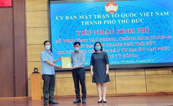 Đại diện Van Phuc Group ủng hộ 5 tỷ đồng cho MTTQ Việt Nam TP.Thủ Đức để hỗ trợ các hoàn cảnh khó khăn.
