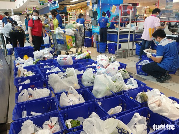 Chiều 26-8, hàng trăm đơn hàng được siêu thị Co.opmart Chu Văn An chuẩn bị sẵn để chính quyền mang đến giao cho người dân - Ảnh: N.TRÍ