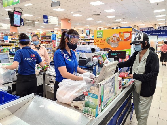 Dù bị ảnh hưởng của dịch bệnh song không có tình trạng khan hiếm hàng hóa, tại các siêu thị, người dân rất yên tâm mua sắm.